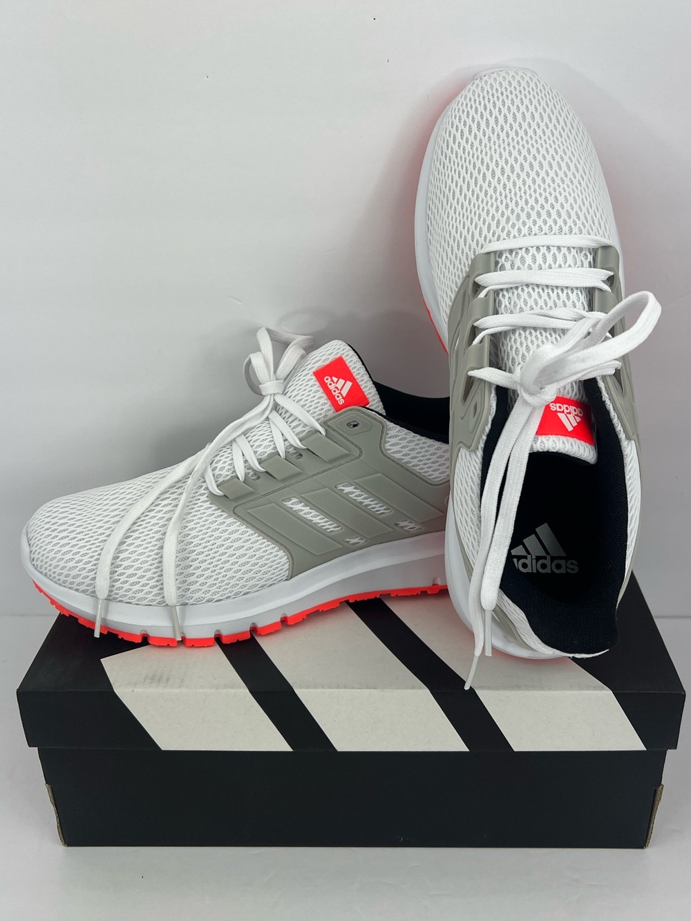 ADIDAS ULTIMASHOW MENS RUNNING SHOES, SIZE: US 8.5, WHIT TOP ORANGE SOLE